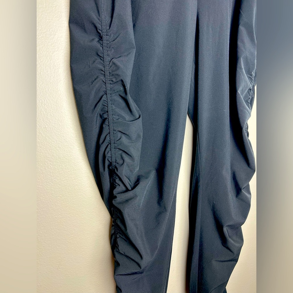 Athleta Women’s Attitude Jogger Black 8 Ruched Dance Travel Athleisure Pilates - Picture 6 of 9